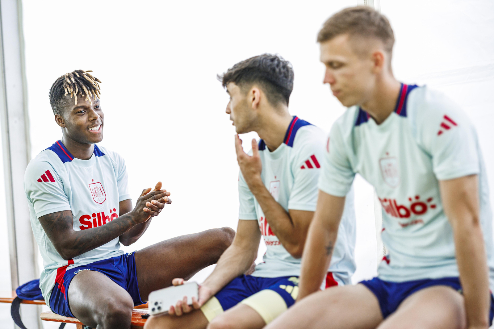 Nico Williams conversa con Pedri y Dani Olmo en la concentración en Alemania.