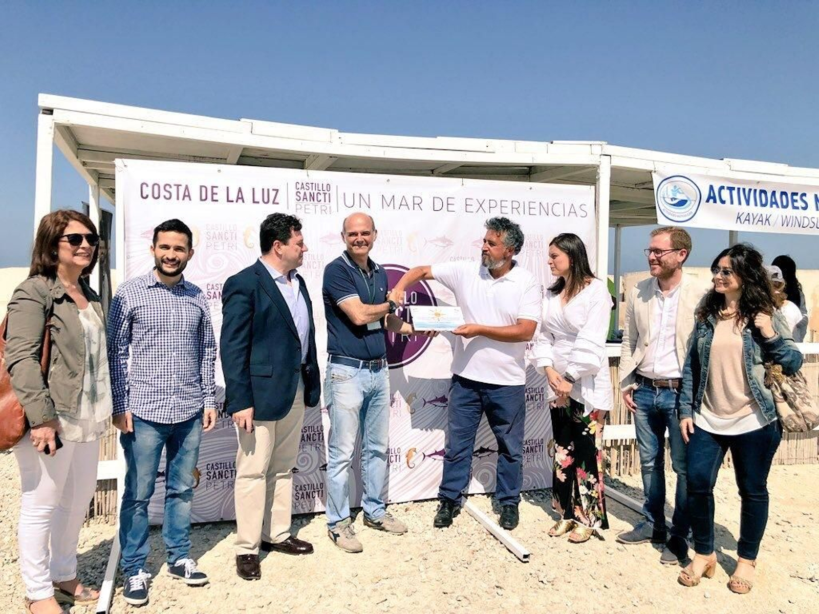 Entrega del reconocimiento por la participación en la campaña.