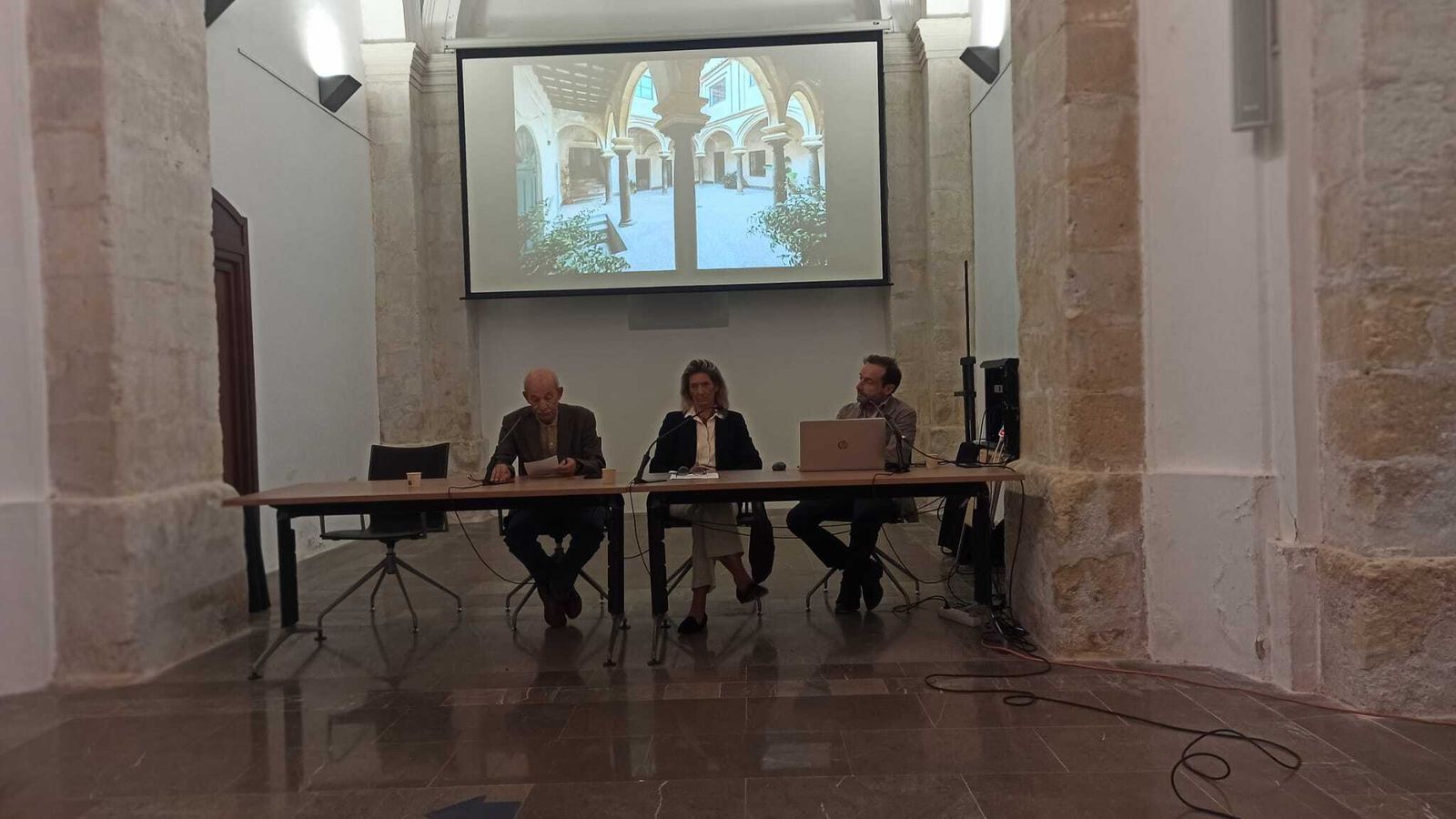 Una imagen de la detallada explicación ofrecida por el arquitecto  para dar a conocer el trabajo realizado.