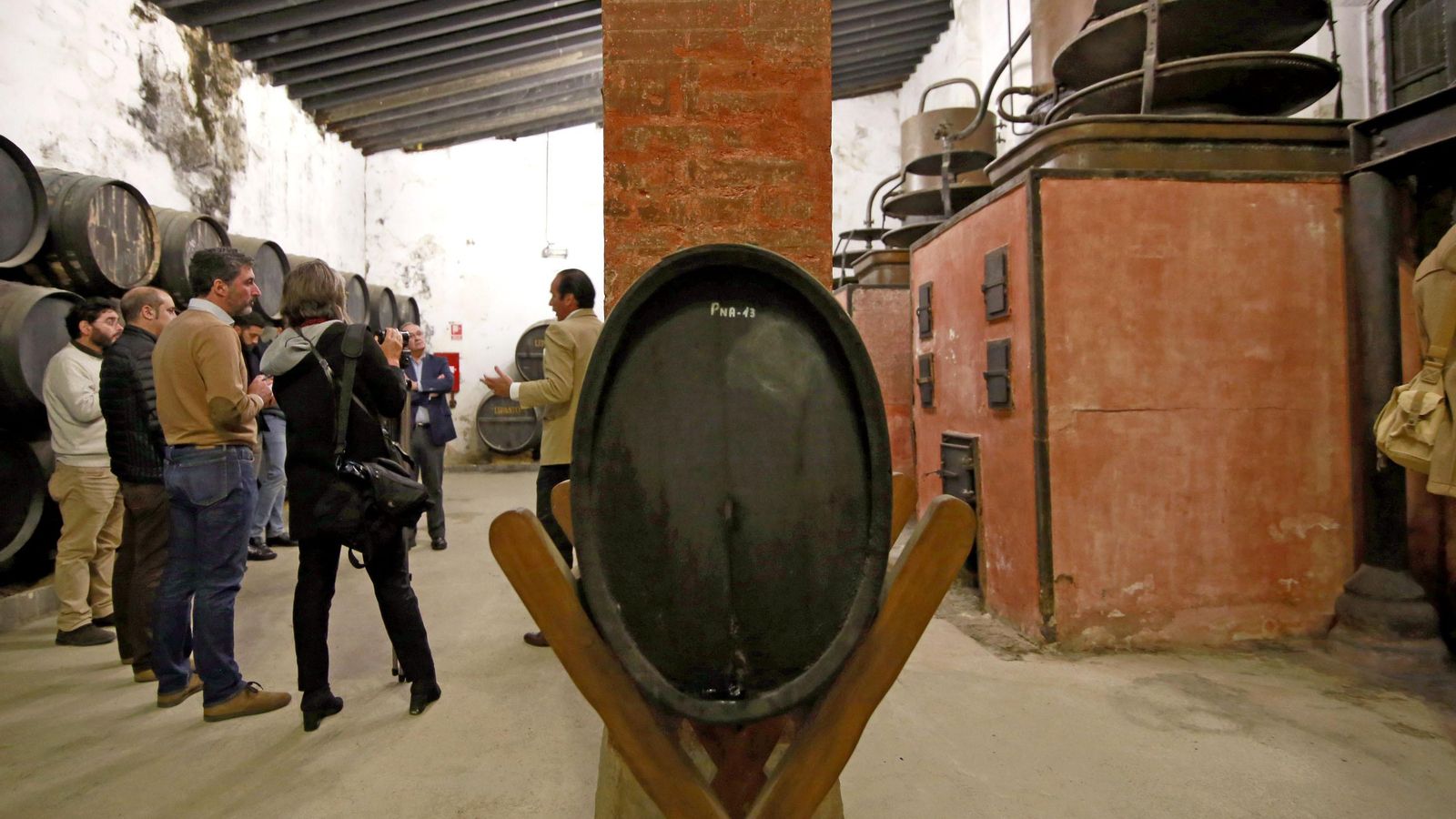 Alambiques de plato en la bodega de San Manuel, así llamada en honor al fundador de González Byass. Alambiques de plato en la bodega de San Manuel, así llamada en honor al fundador de González Byass.