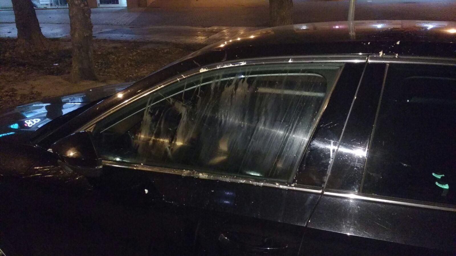 Los restos de los huevos lanzados contra el coche en el aeropuerto de San Pablo.