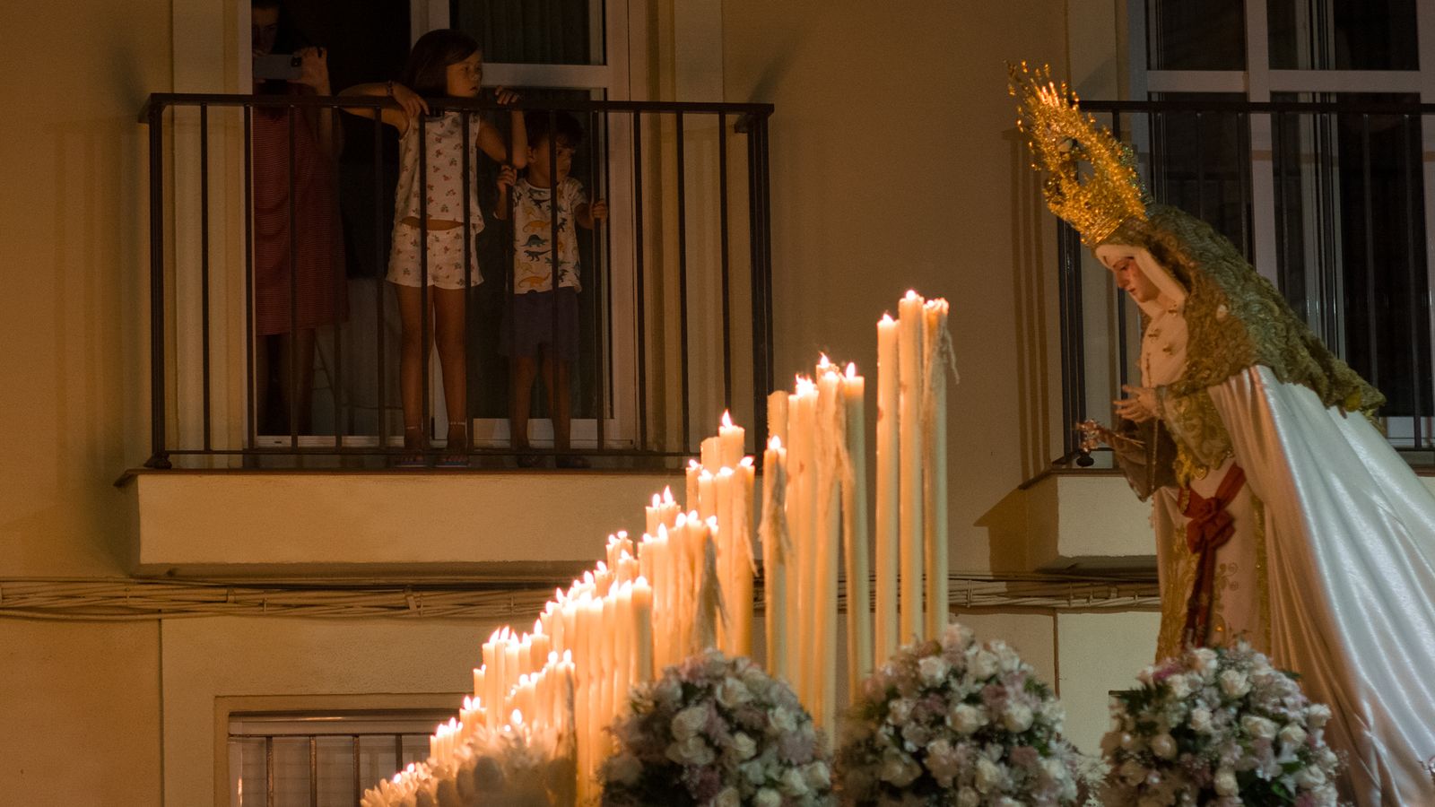 Camas vibra con su patrona en el regreso de las procesiones
