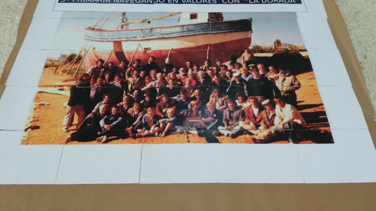 Un grupo posa delante de La Dorada.