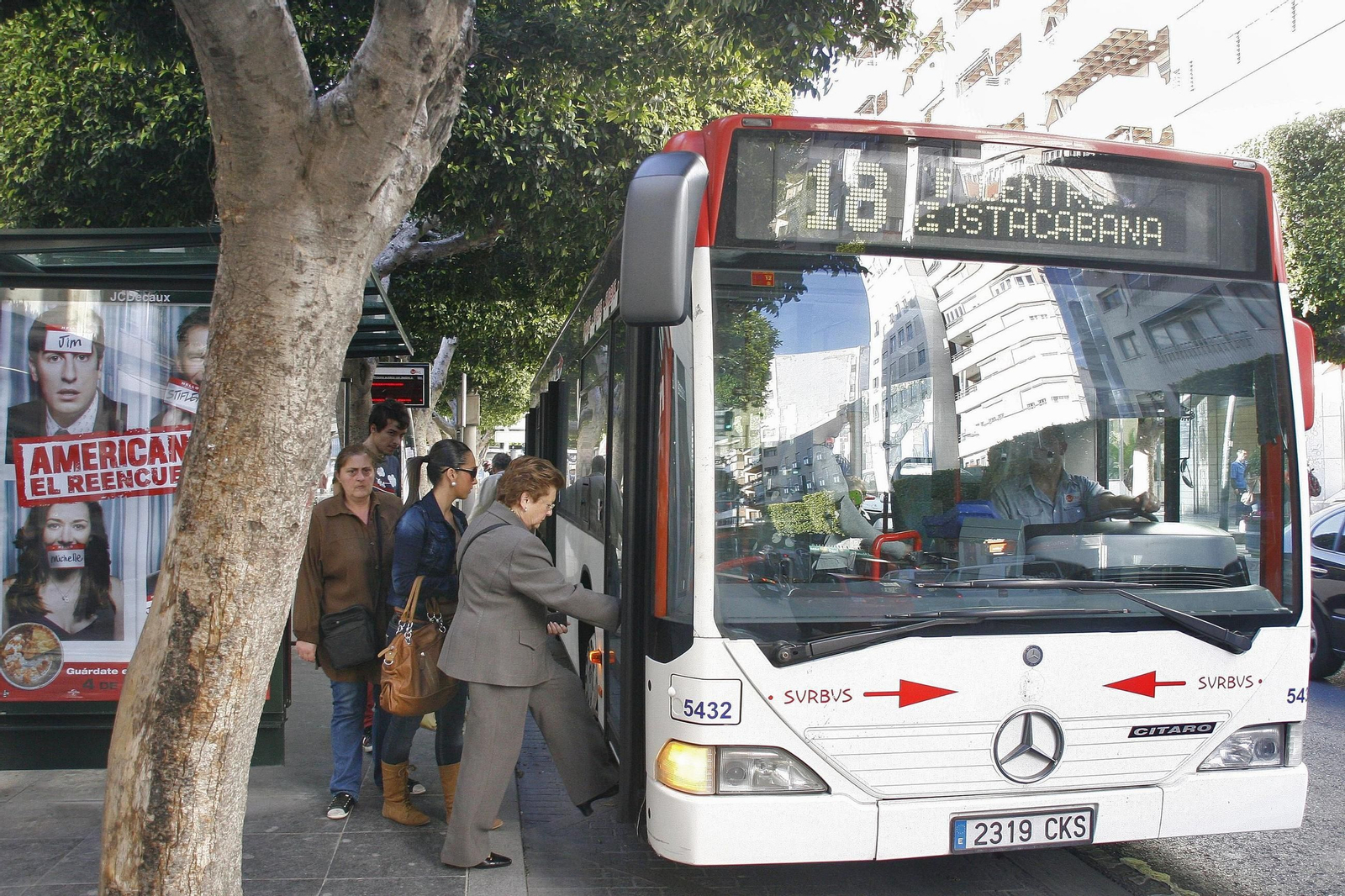 Uno de los autobuses de Surbús de Almería capital.