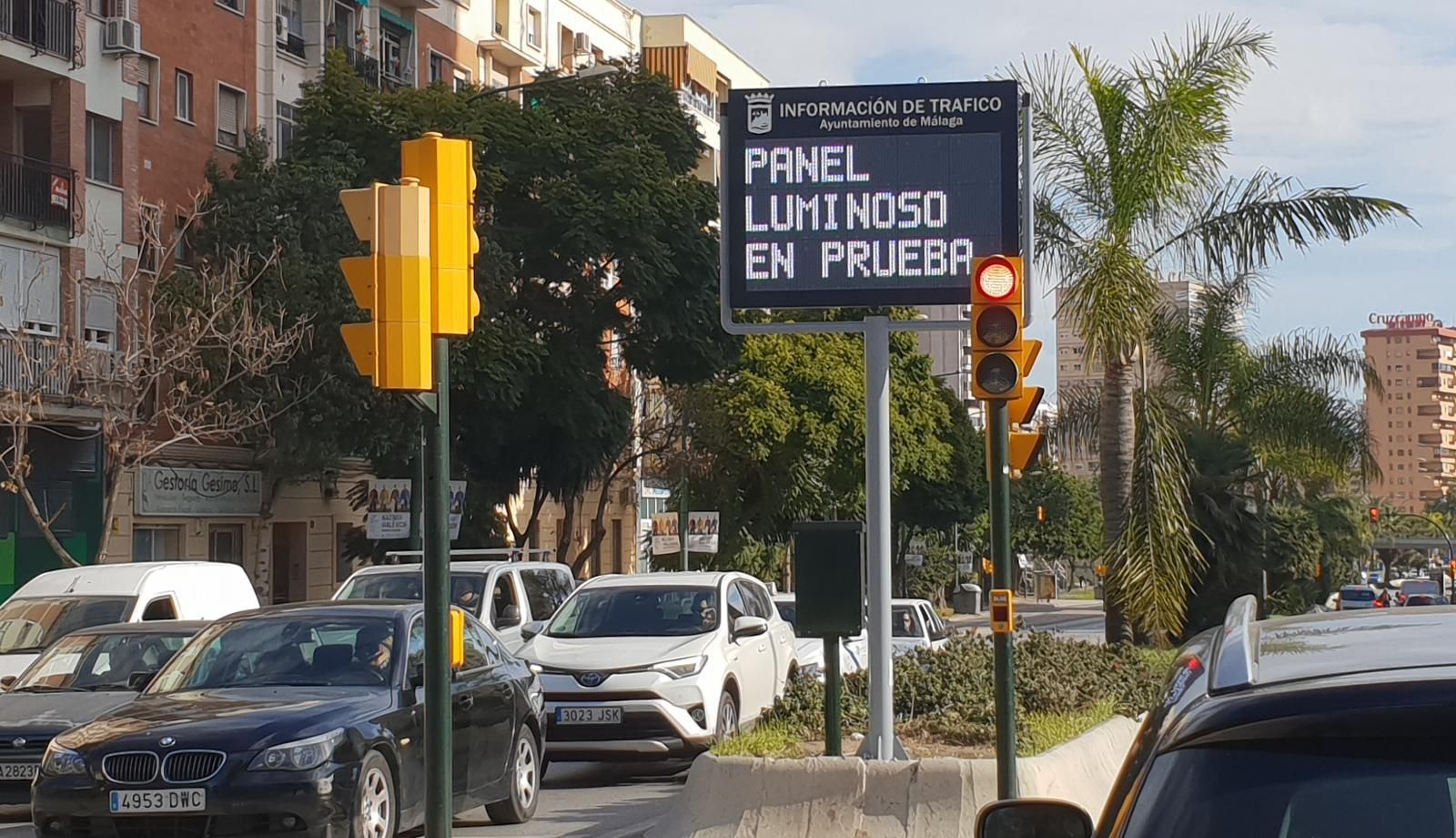 Uno de los nuevos paneles para informar de la situación del tráfico en la Avenida de Andalucía.
