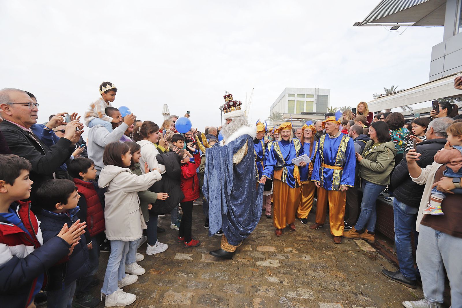 Imágenes de la mágica llegada de los Reyes Magos y la Estrella de la Ilusión a Huelva en barco