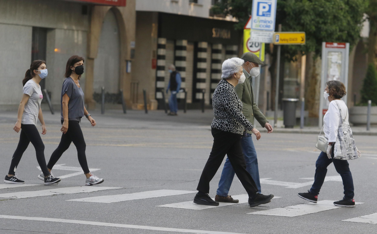 Varias personas pasean por una céntrica avenida de la capital.