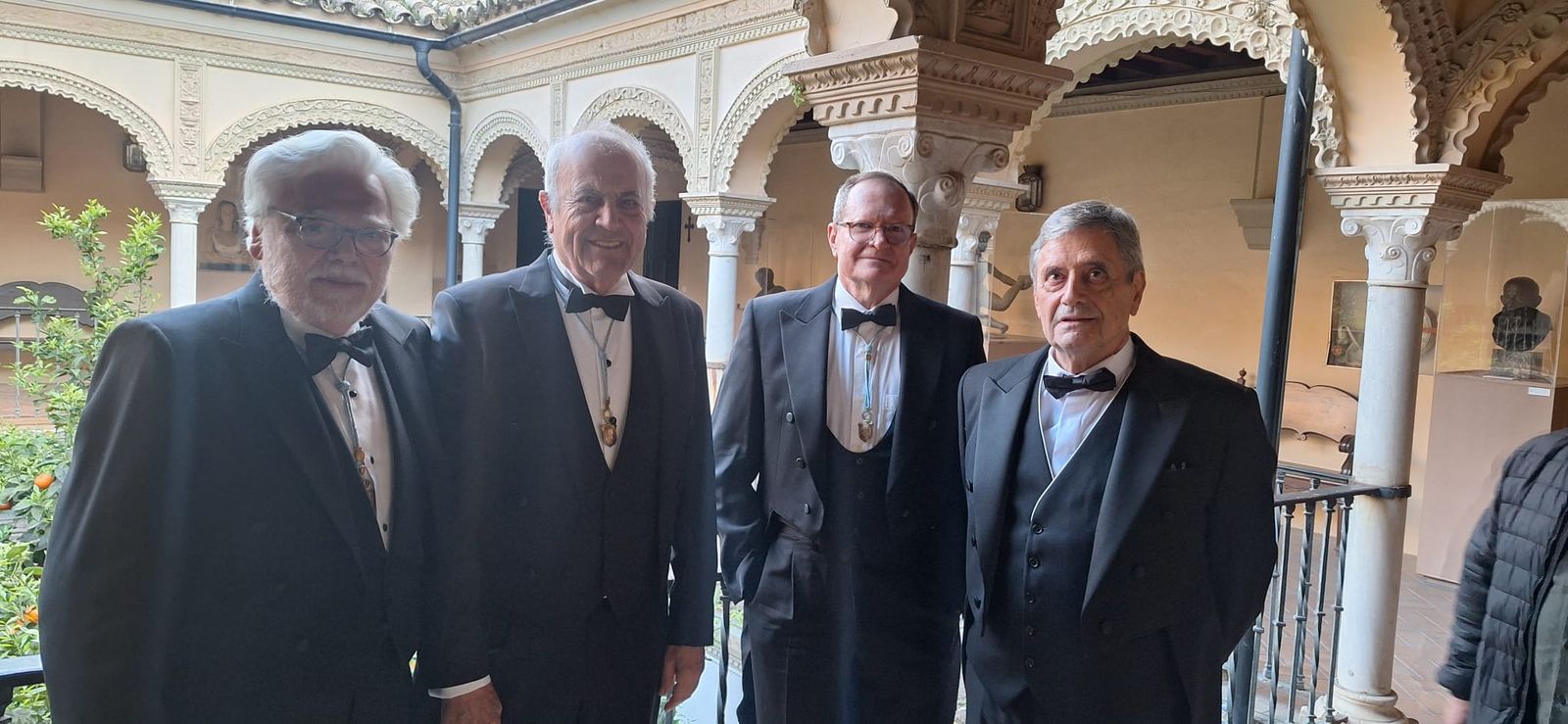 El arquitecto Víctor Pérez Escolano, a la derecha, durante su ingreso como académico de honor en la Real Academia de Bellas Artes Santa Isabel de Hungría.