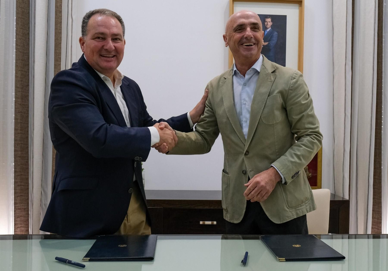 David Toscano y Jesús Velasco se estrechan las manos tras la firma del convenio