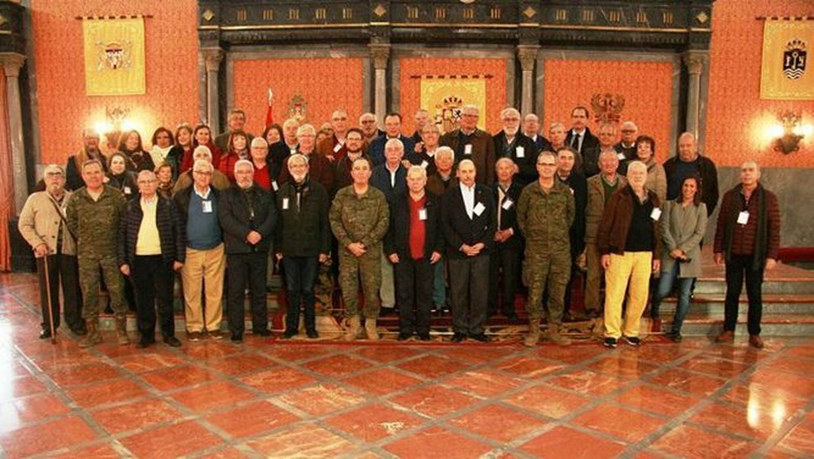 La asociación de antiguos alumnos del colegio de San Felipe Neri, durante la visita a la Capitanía General de Sevilla, entre ellos Juan Gómez de Salázar, Álvaro Caravaca de Coca, Alejandro González Escámez, Rafael Moreno, José Luis Tejada y Marco Arce Nogueroles.