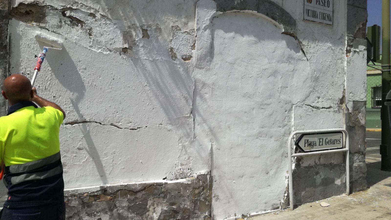 Un operario pinta una fachada en la zona de la Villa vieja. Un operario pinta una fachada en la zona de la Villa vieja.