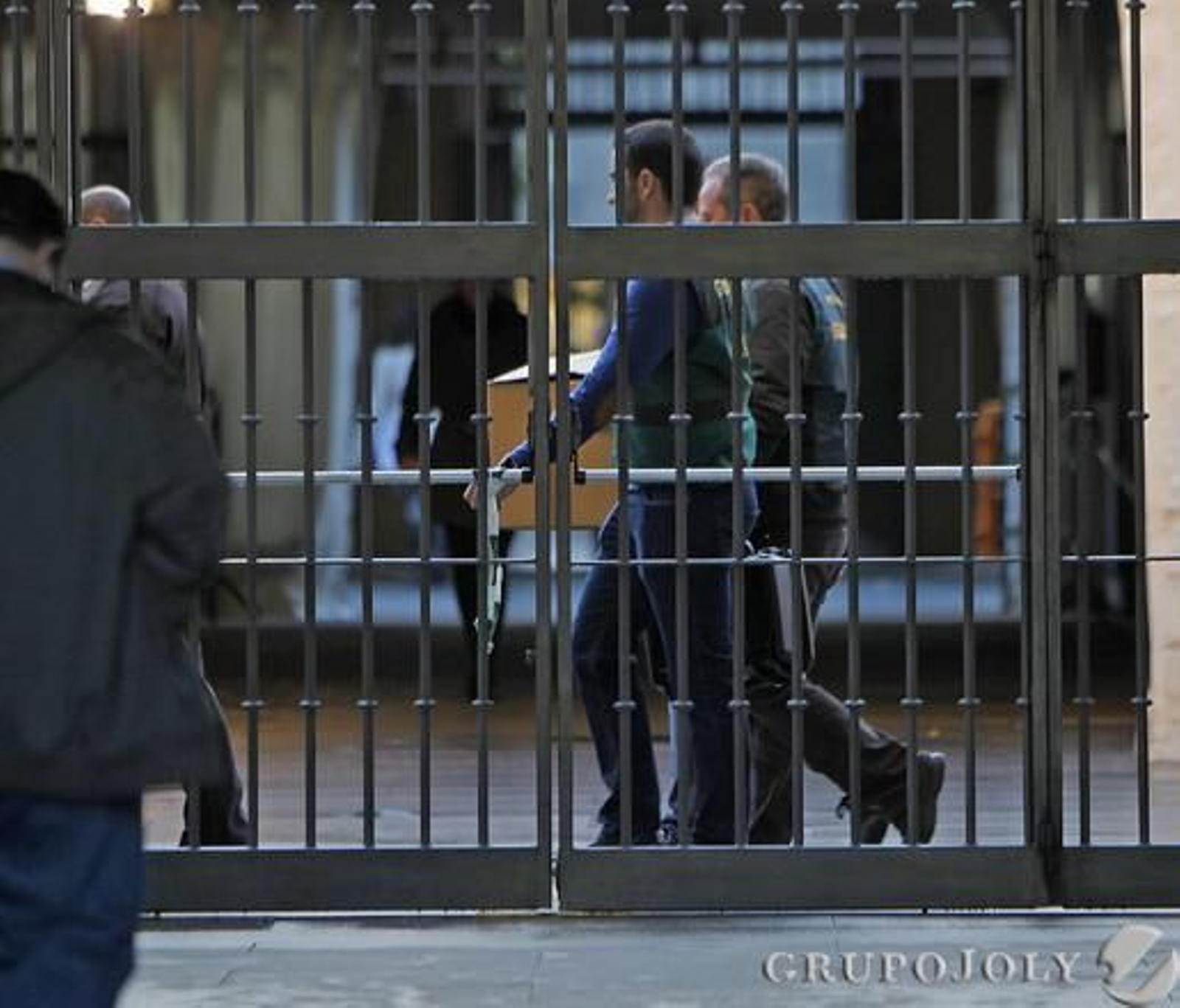 Varios guardias con cajas del registro en la Diputación.

Foto: José Ángel García