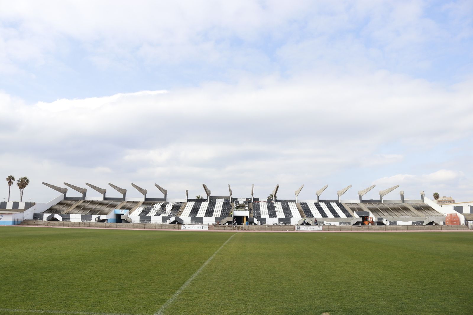 La grada de Tribuna del Municipal sin la visera.