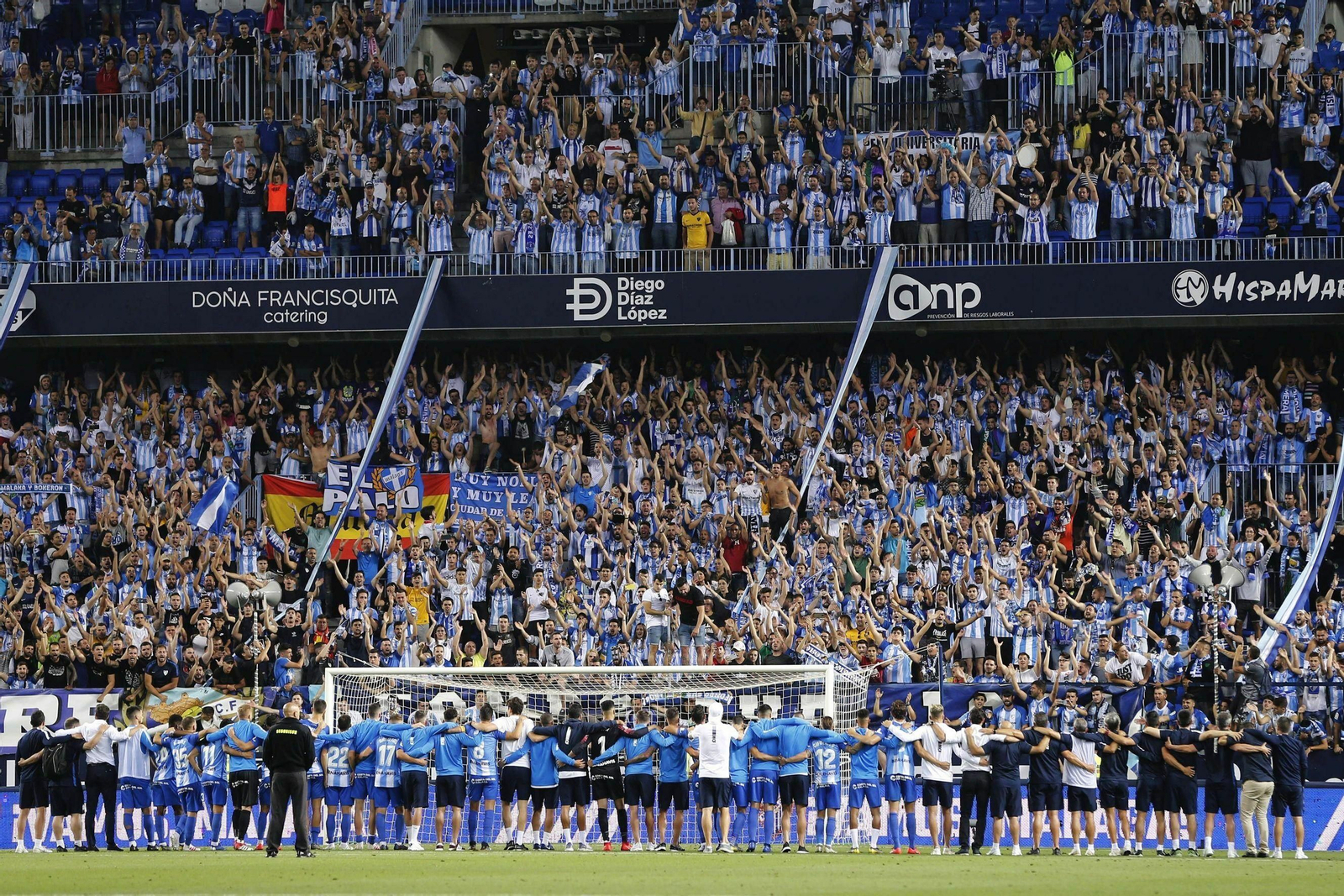 Imagen del equipo y la afición tras el Málaga-Deportivo.