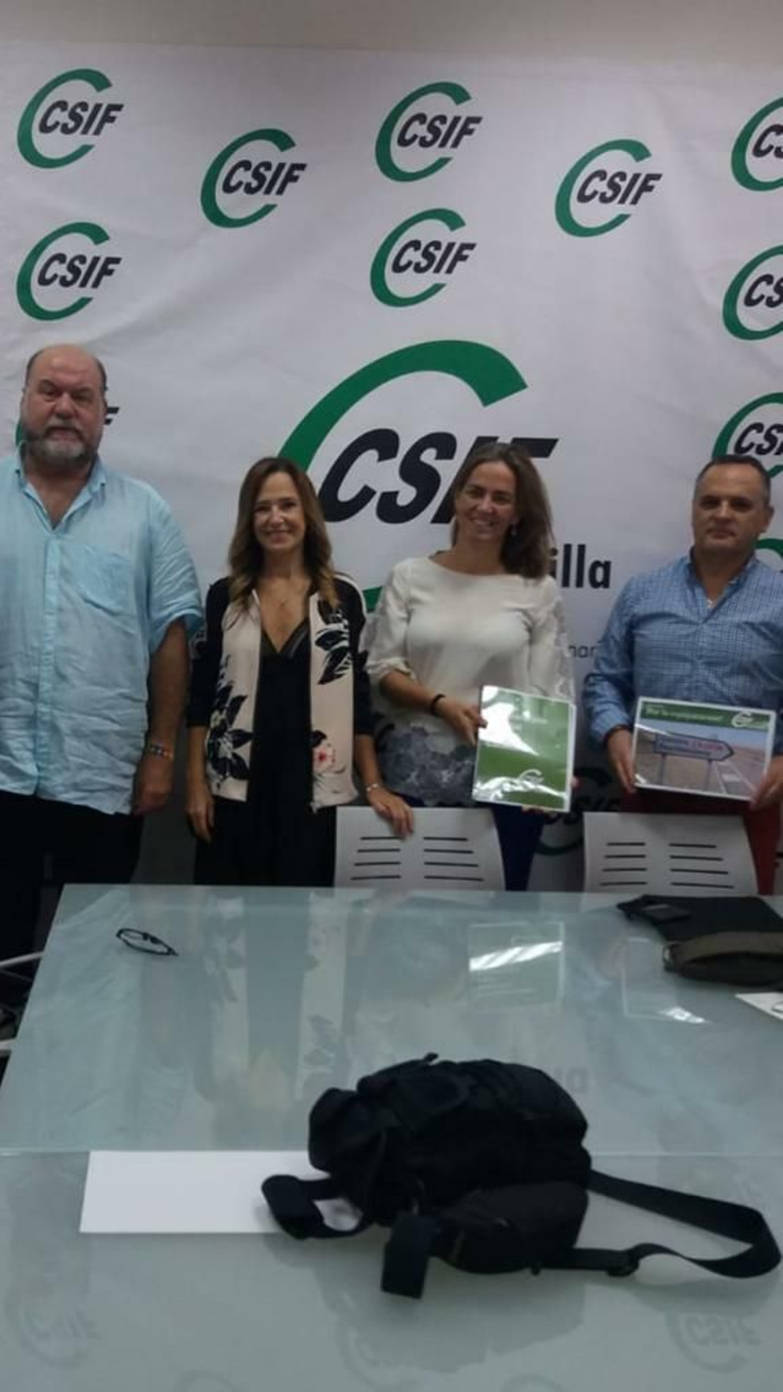 Las diputadas Teresa Jiménez Becerril y Sol Cruz-Guzmán, con los delegados del sindicato.