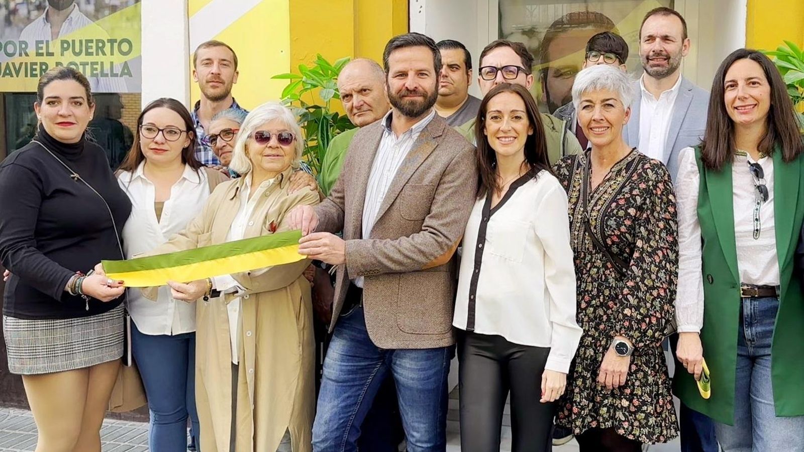 El equipo de Unión Portuense, en la puerta de la sede, situada en la calle Luna, número 37.