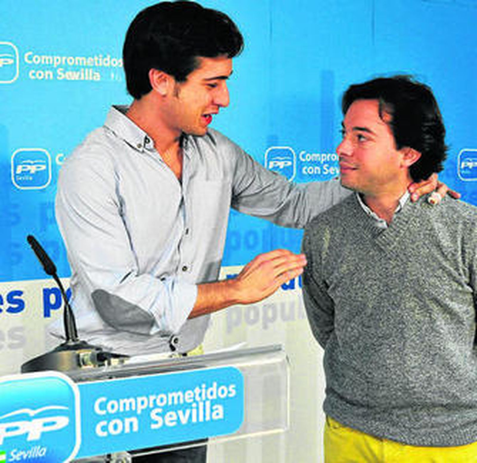 Javier Portero (derecha) habla con Luis Paniagua.