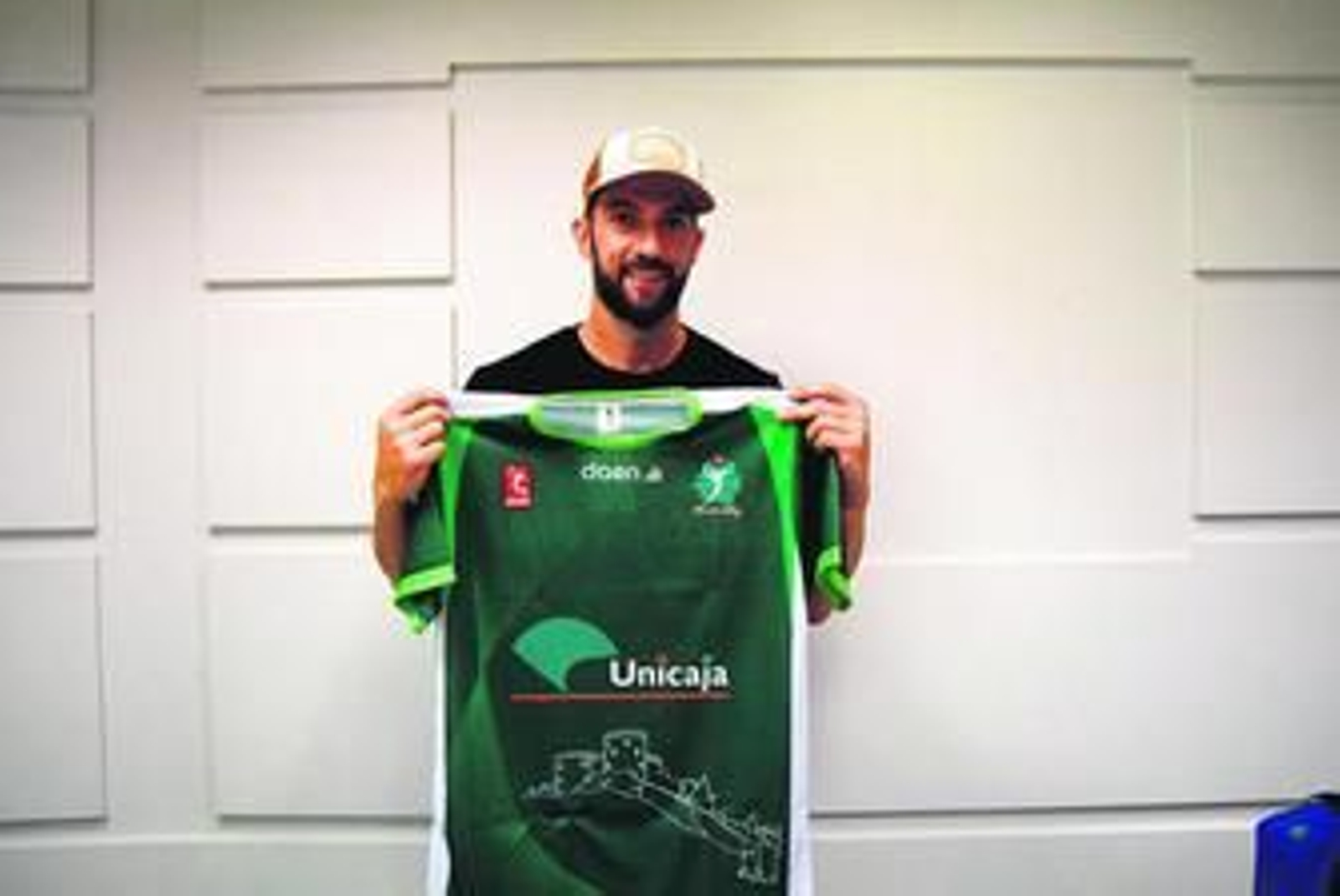 Israel Rodríguez posa con la elástica verdiblanca de Unicaja.