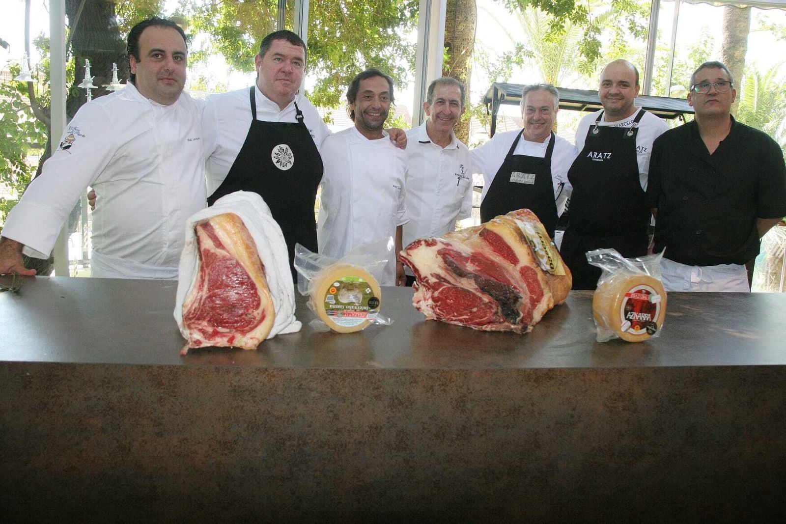 El propietario del Faro, Fernando Córdoba -en el centro- junto a los cocineros invitados, con las piezas de carne y los quesos de Idiazábal.
