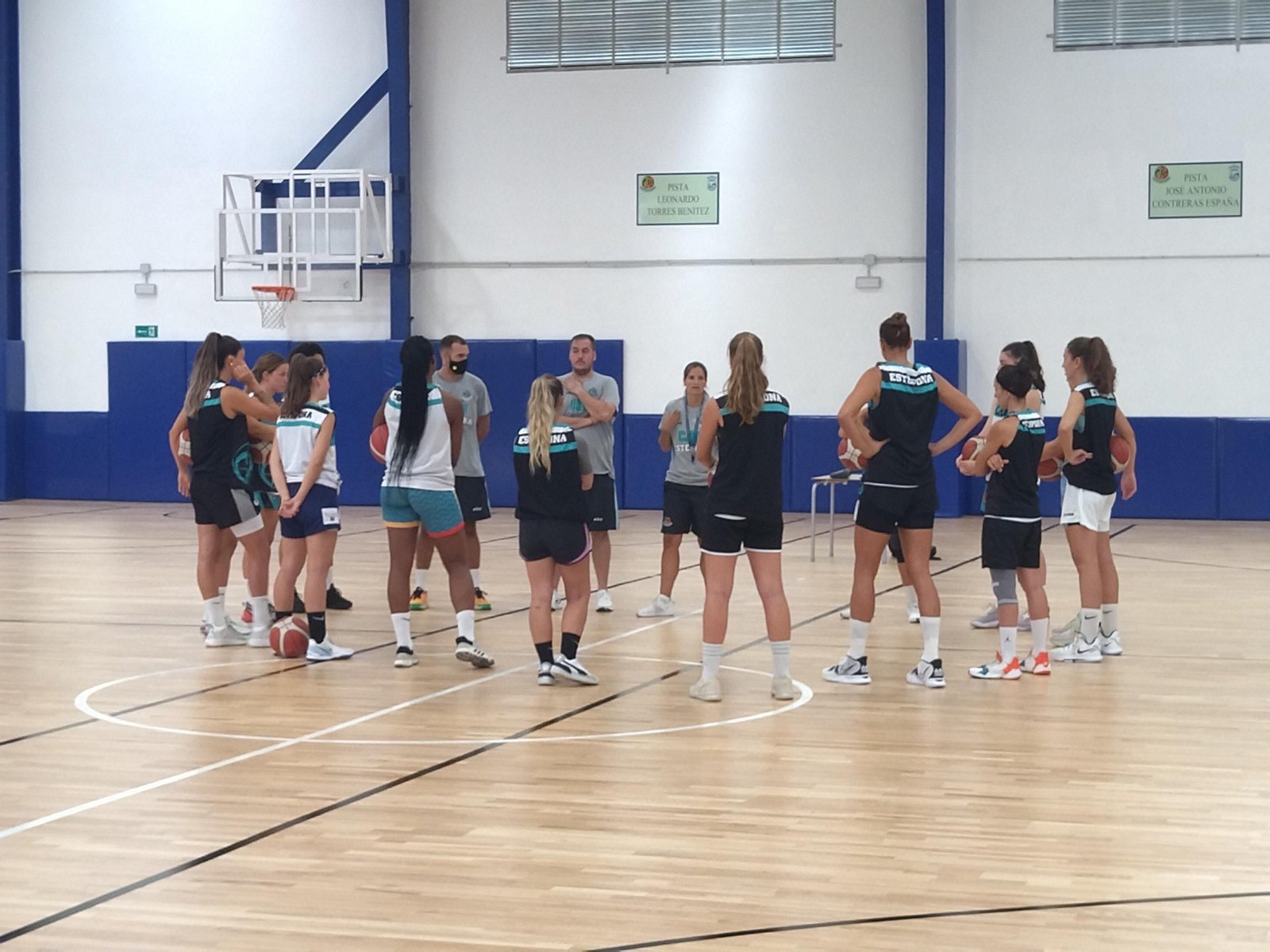 El CAB Estepona, en el primer entrenamiento en el Pineda.