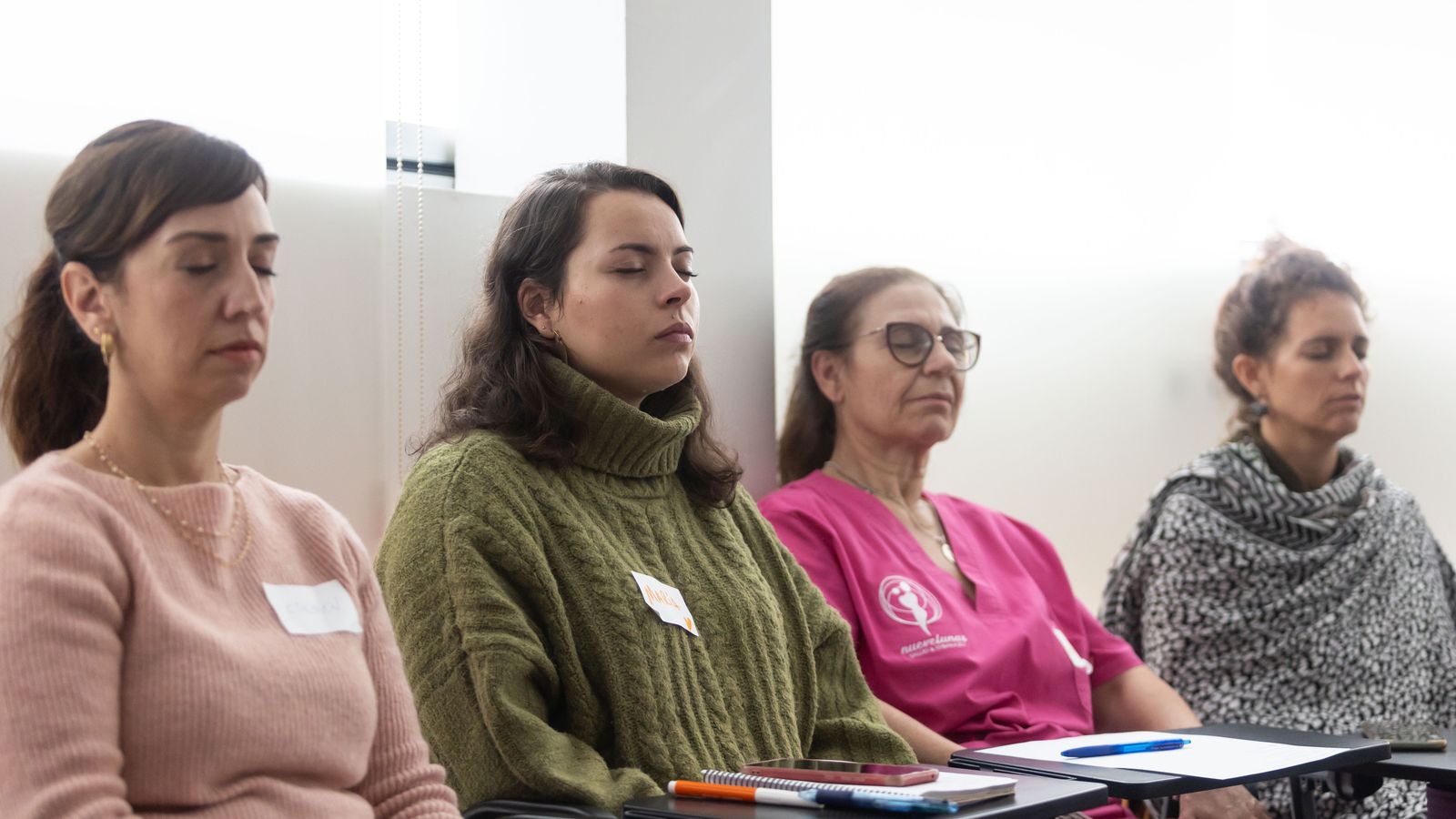 La matrona Mercedes Romero durante la práctica de las técnicas de relajación.