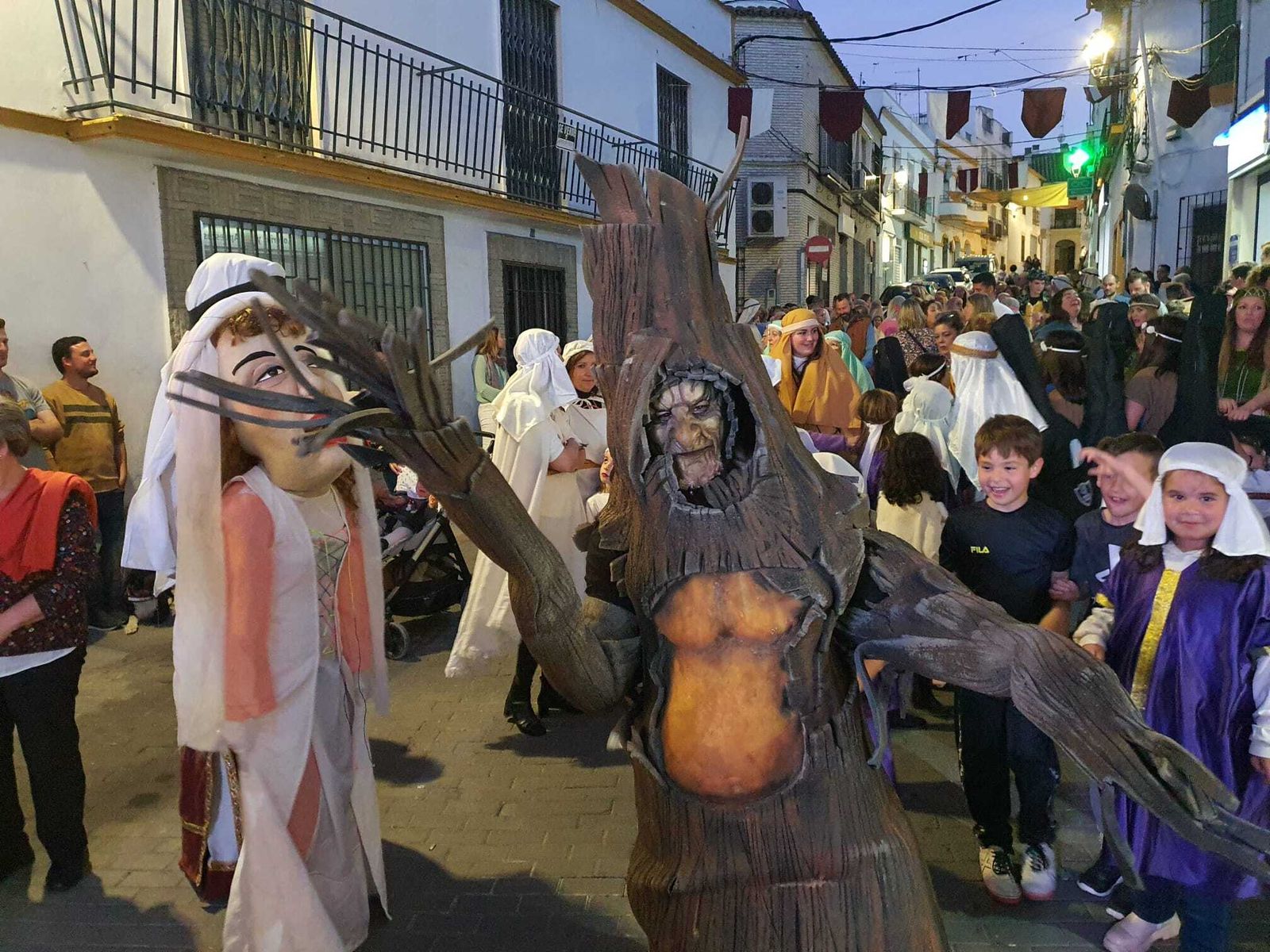El gran pasacalles inaugural del Zoco de la Encantá de Almodóvar del Río, en imágenes