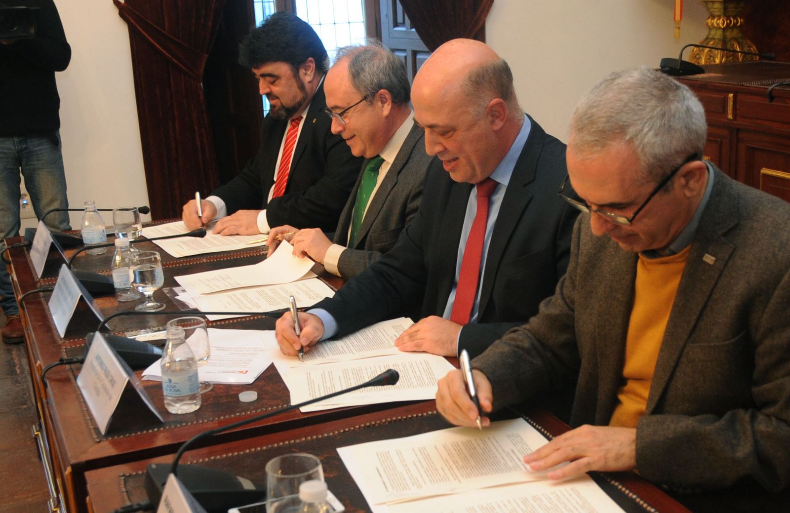 Desde la izquierda, Vicente Palomares (UGT), Antonio Díaz (CECO), el presidente de la Diputación, Antonio Ruiz, y Rafael Rodríguez (CCOO).