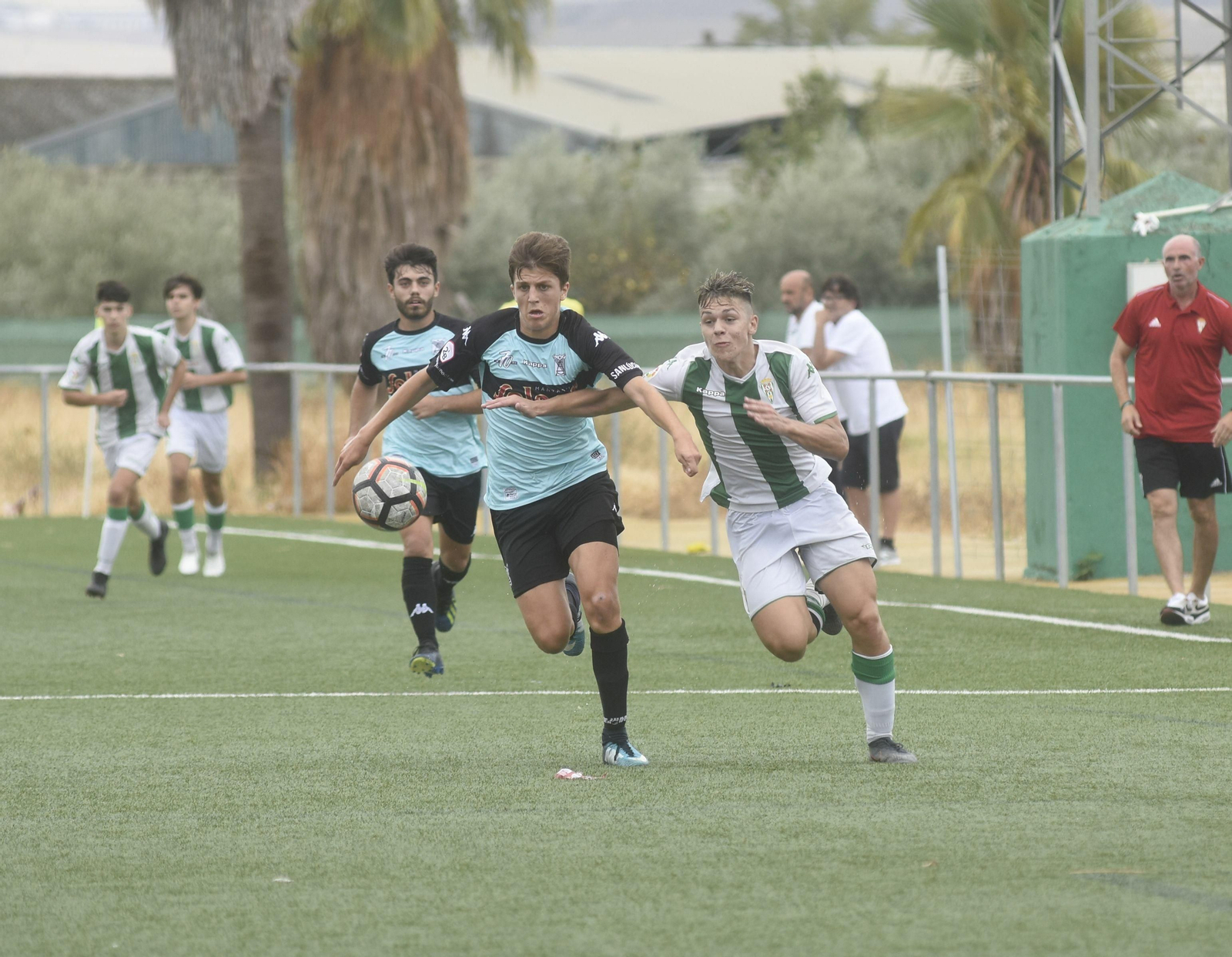 Un jugador del Córdoba disputa un balón con un rival del Sanluqueño.