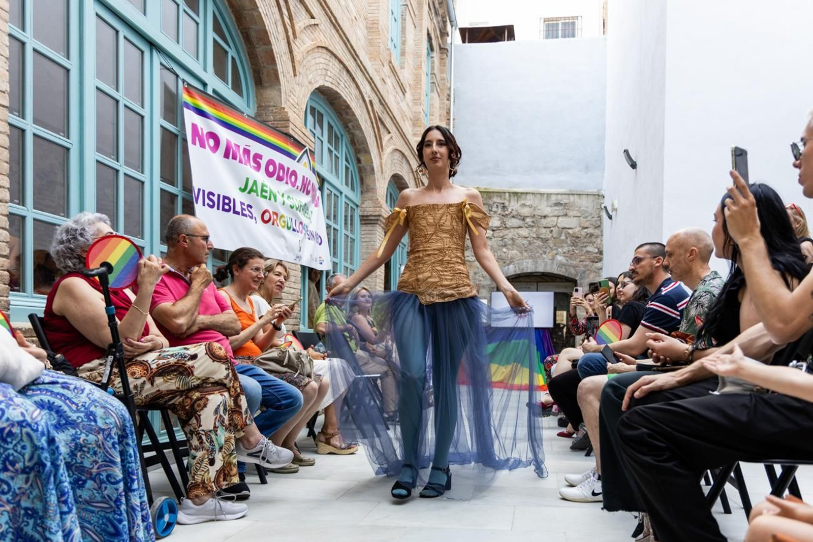 Alberto Batres, el diseñador jiennense presenta sus creaciones en el evento en el que se aborda cómo performar el género a través de la moda