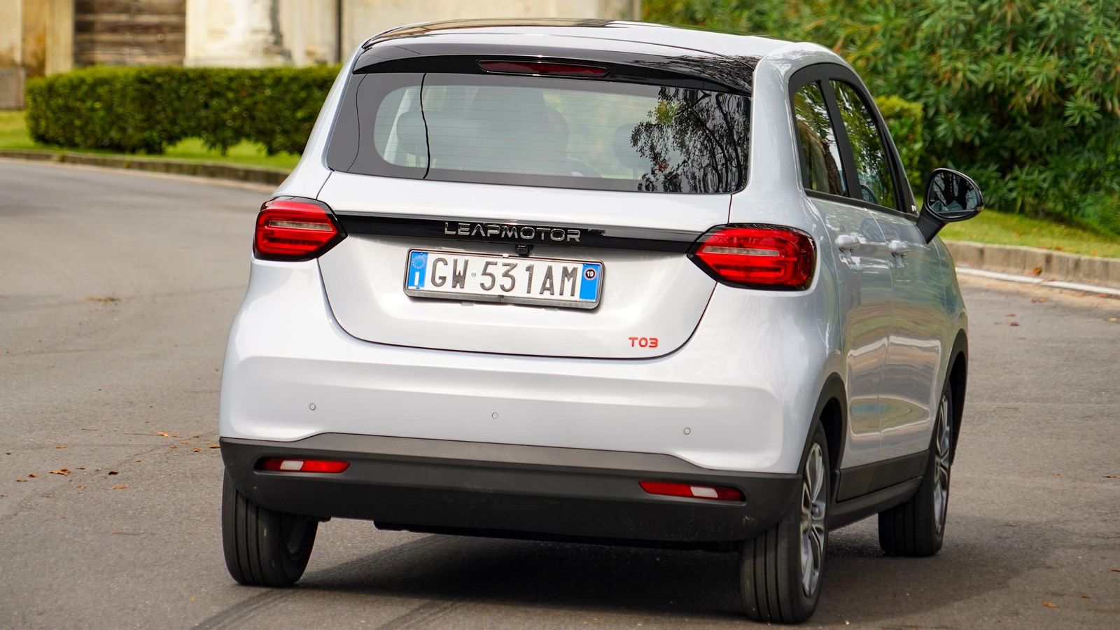 Este T03 se ofrece en un único nivel de acabado y con la posibilidad de elegir únicamente entre tres colores distintos de carrocería.