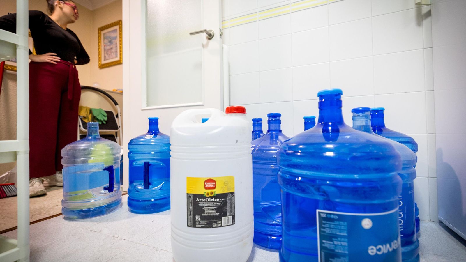 Las garrafas y botellas de agua se acumulan en las viviendas