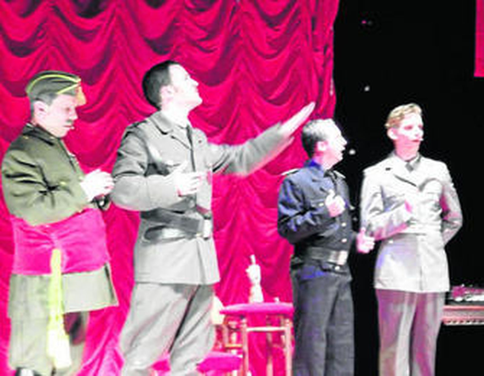 Actores durante la representación del musical 'Hendaya' en el Espacio Escénico de Olula del Río.