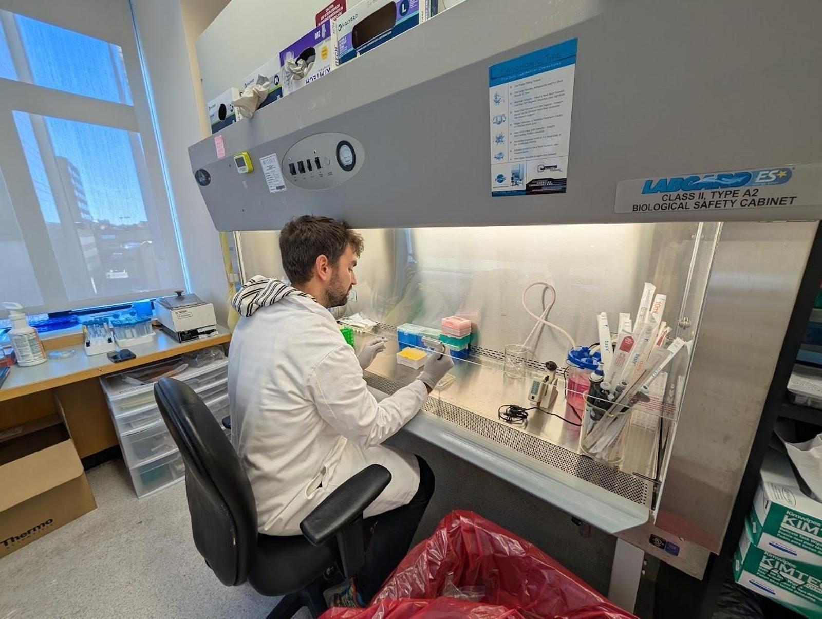 José Antonio López trabajando en un laboratorio de Harvard.