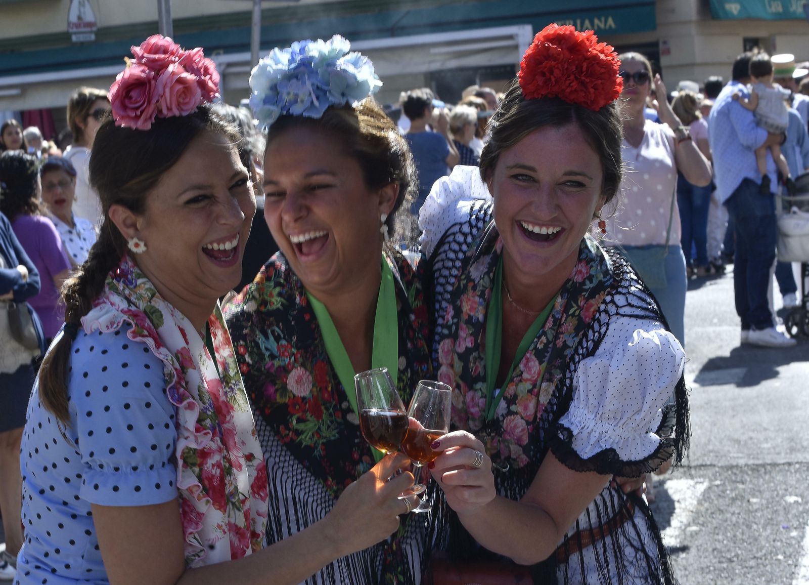 La salida de la Hermandad del Rocío de Triana, en imágenes