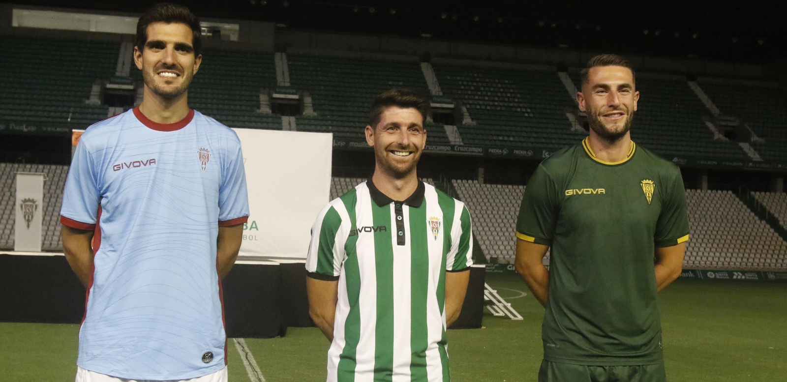 Bernardo, Javi Flores y José Cruz, durante la presentación de las camisetas 21-22.