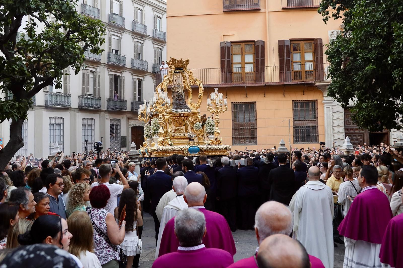 La procesión de la Virgen de la Victoria de Málaga, en imágenes
