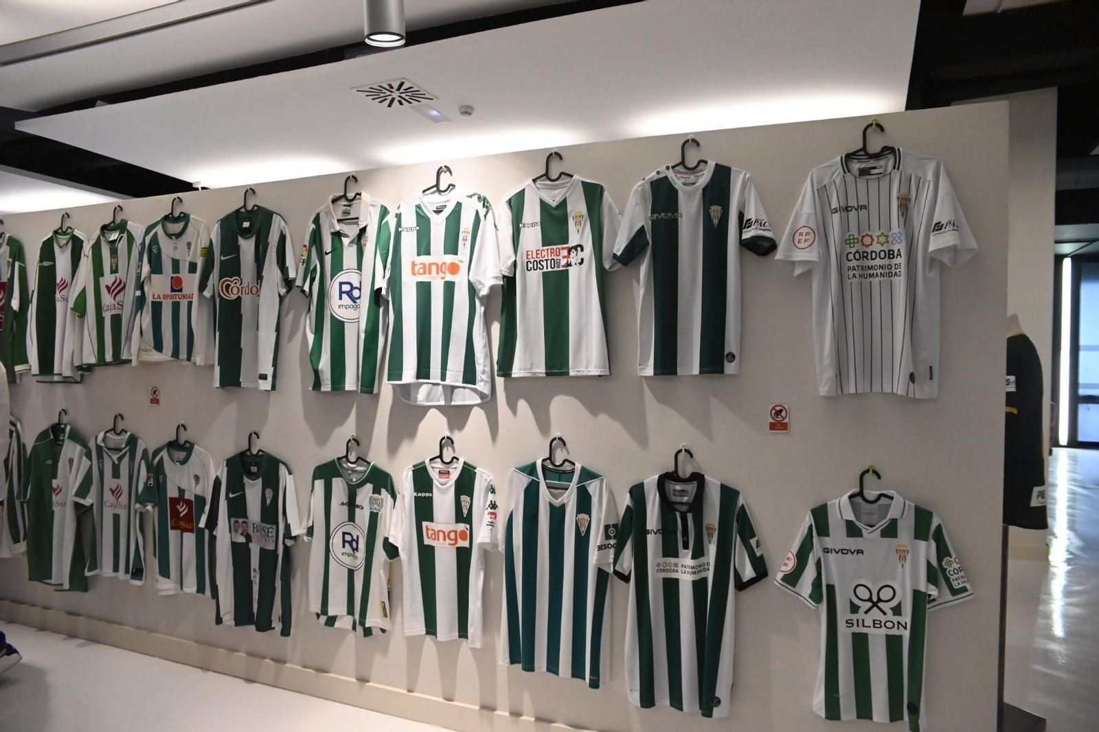 La exposición de camisetas históricas del Córdoba CF, en imágenes