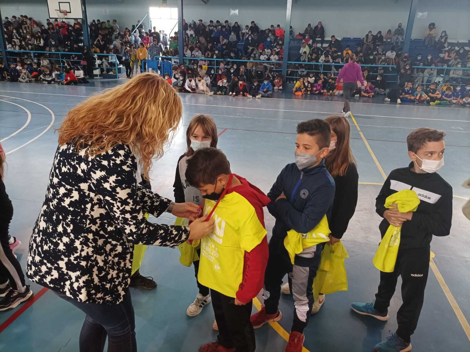Berta Linares, teniente alcade, junto a los niños premiados.