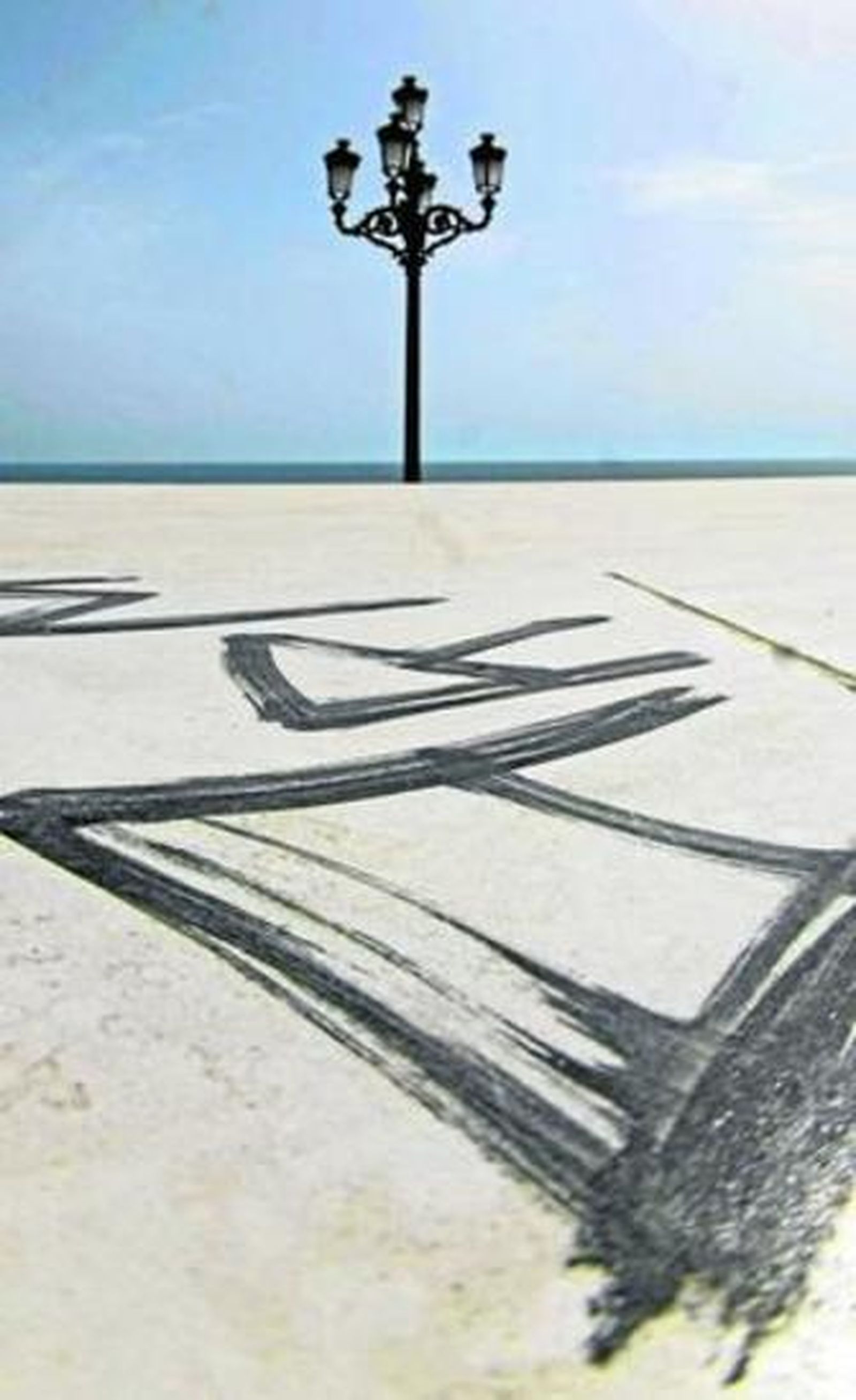 Daños producidos por los vándalos en el nuevo mirador.