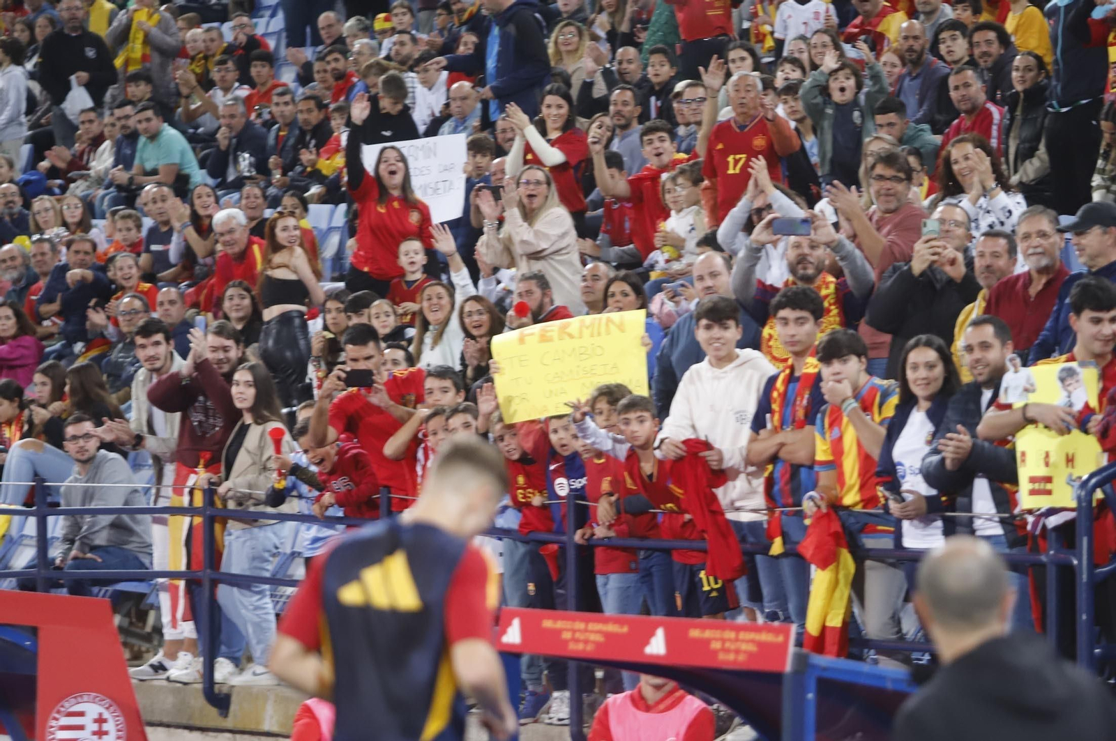 Gran ambiente para ver la selección española sub-21 en Huelva