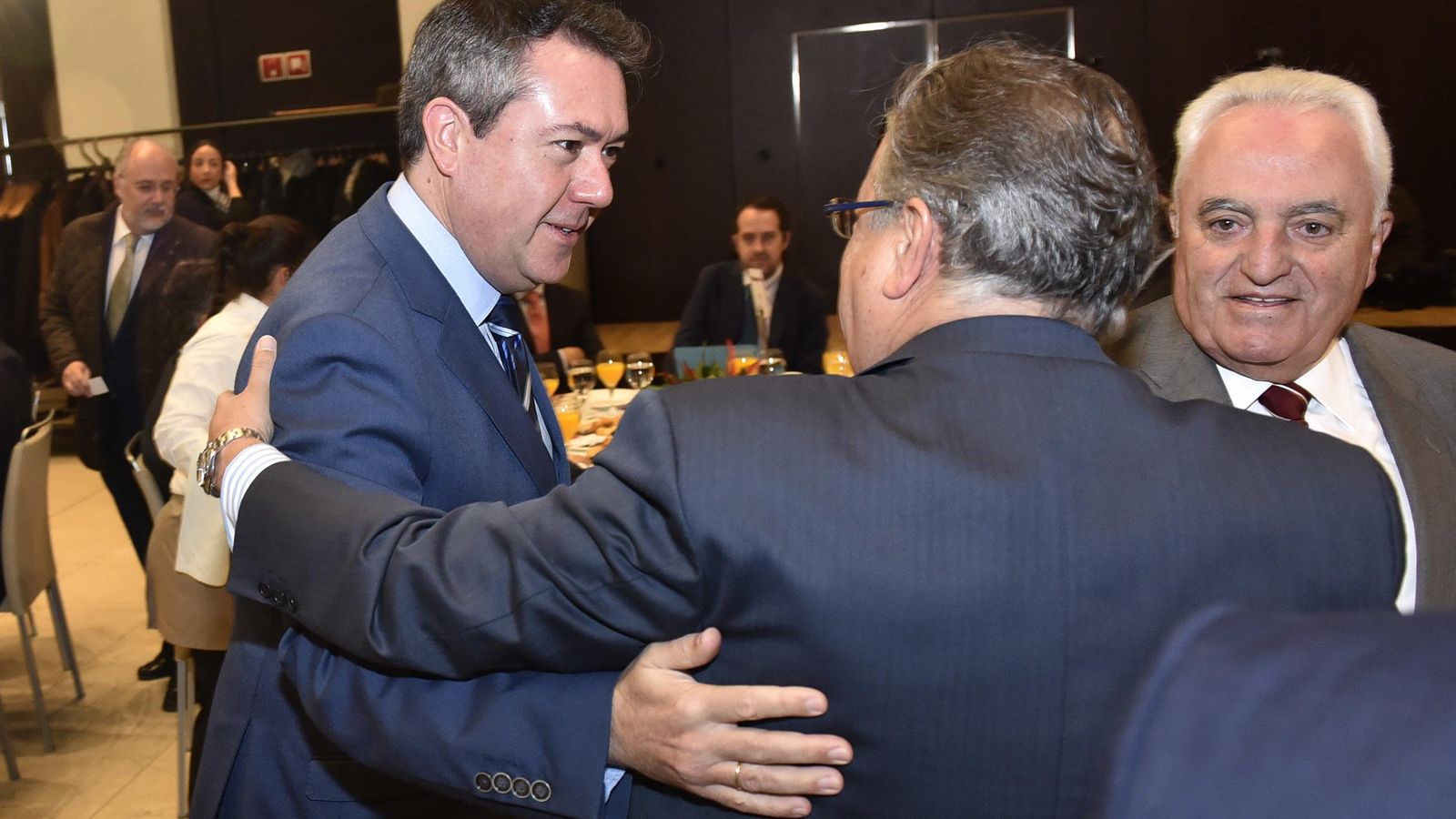 Juan Espadas, alcalde de Sevilla, saluda a Juan Ignacio Zoido.