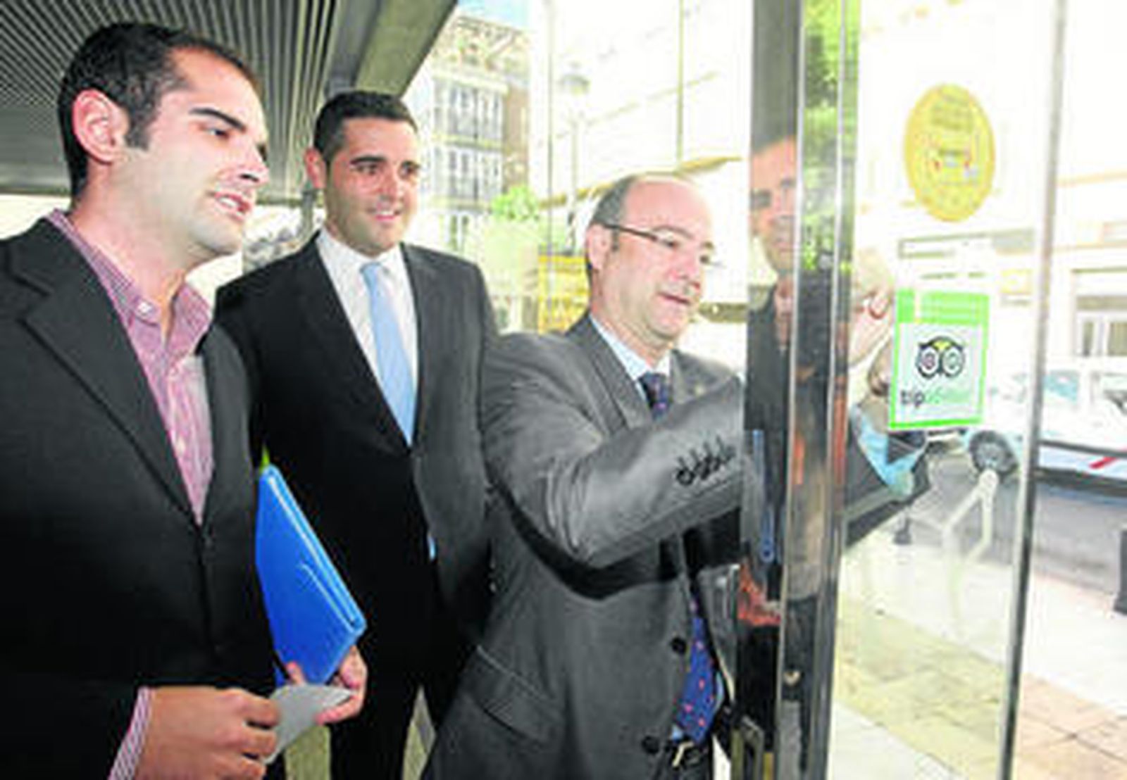 El alcalde, junto a los ediles de Cultura y Turismo, colocó en octubre el distintivo de Tripadvisor en los Refugios.