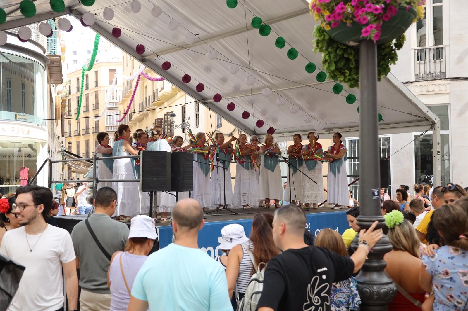La fiesta en las calles del Centro de Málaga este domingo de Feria, en imágenes