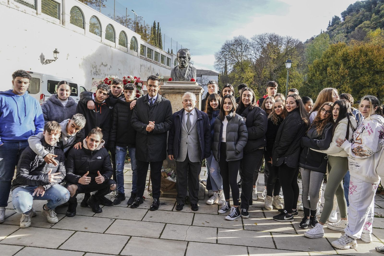 Imagen de la ofrenda floral en el busto de Andrés Manjón en Granada