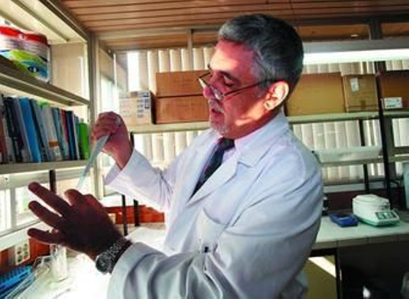 El catedrático de Biología Molecular y Bioquímica, que dirige el proyecto, en su laboratorio de Málaga.