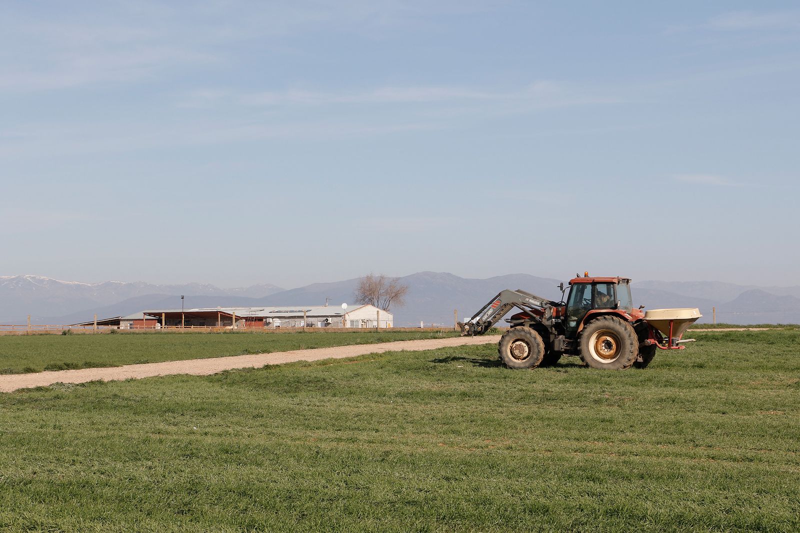 Un tractor en un campo de cereal.