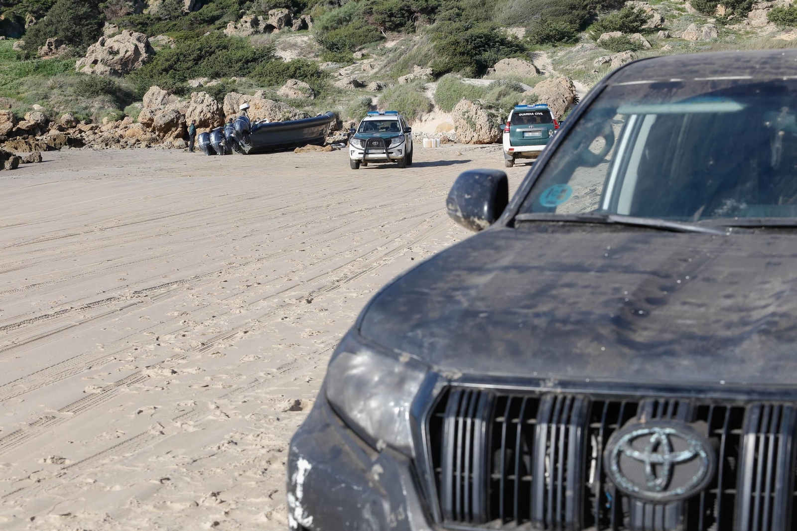 Intervienen casi 3.000 kilos de hachís en la playa de Bolonia, en imágenes