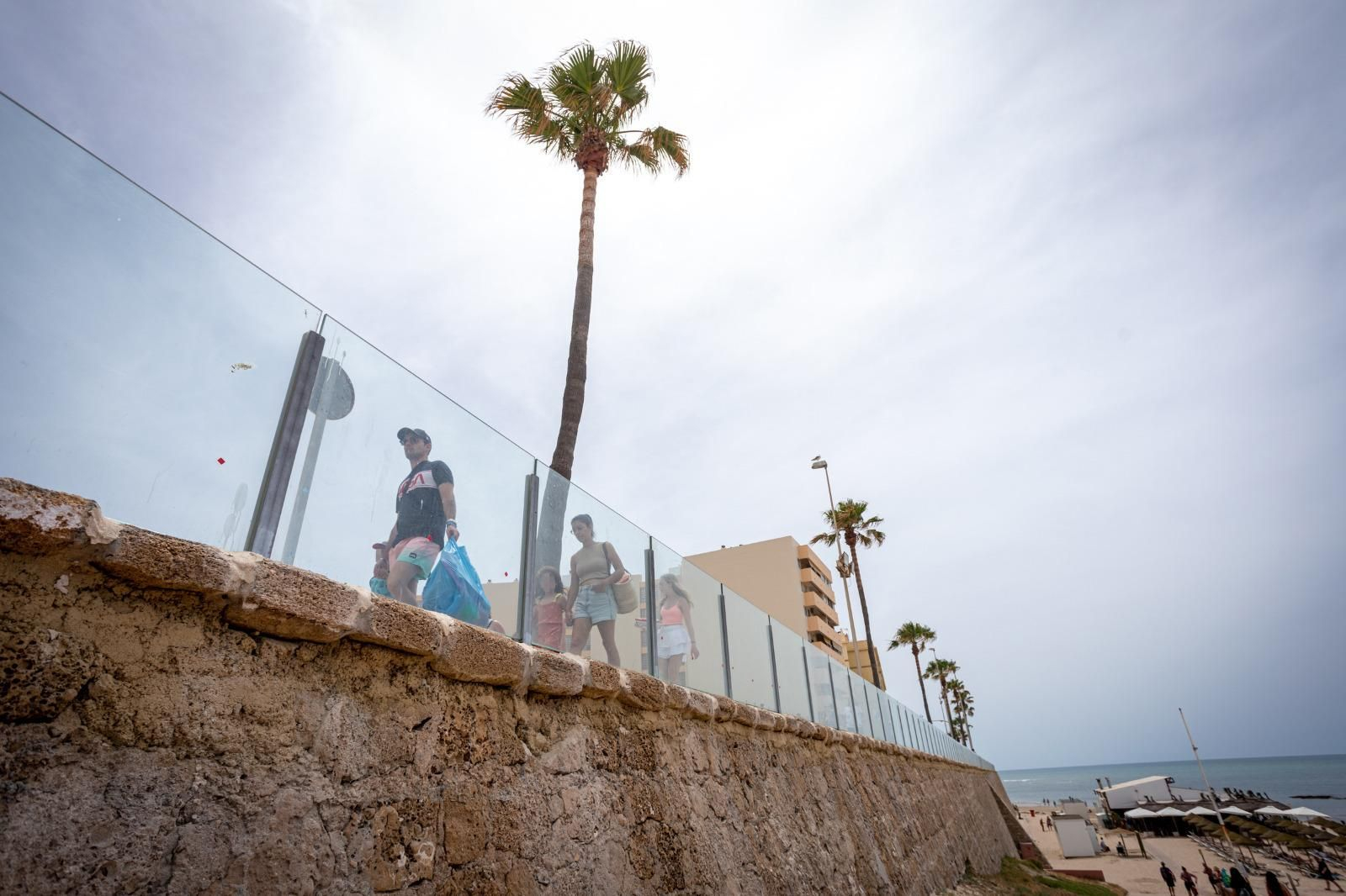 Así es la nueva valla del Paseo Marítimo de Cádiz.