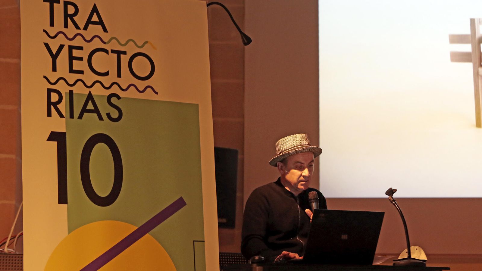 Un momento de la conferencia de Isidro Ferrer este lunes en la Escuela de Arte.