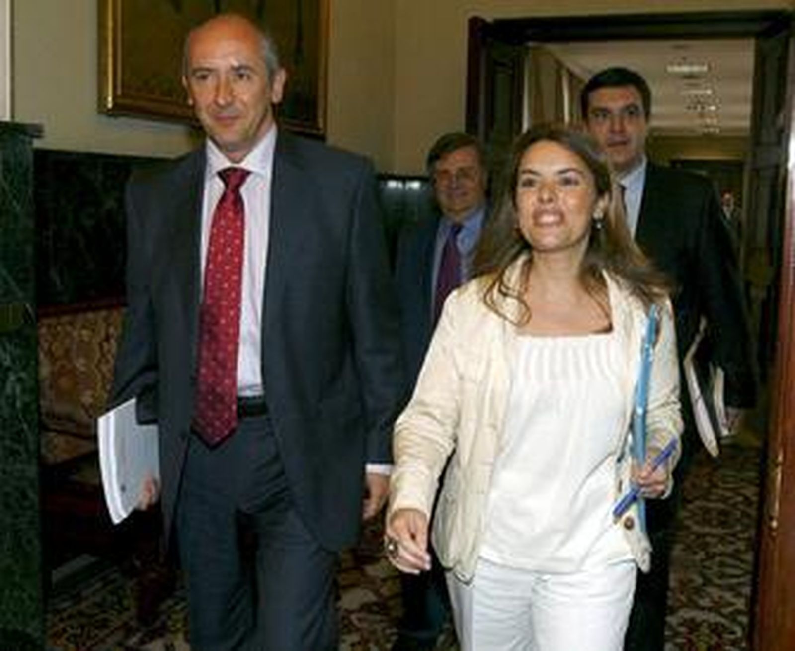 Sáenz de Santamaría, ayer en los pasillos del Congreso junto al portavoz del PNV, Josu Erkoreka.